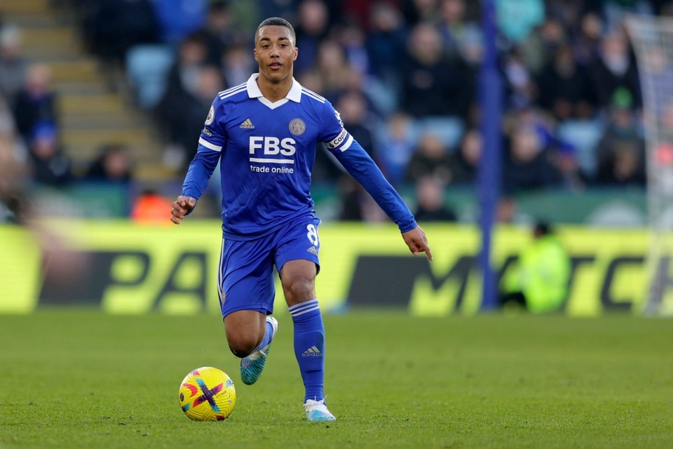 Leicester quyết giữ Youri Tielemans trước sự nhòm ngó của Liverpool và Arsenal trong hè 2022. Do đó, "Bầy cáo" chuẩn bị mất trắng tiền vệ có giá khoảng 30-35 triệu euro. Mùa này, phong độ của Tielemans đi xuống, song anh vẫn là thương vụ miễn phí chất lượng cho các ông lớn ở Premier League.