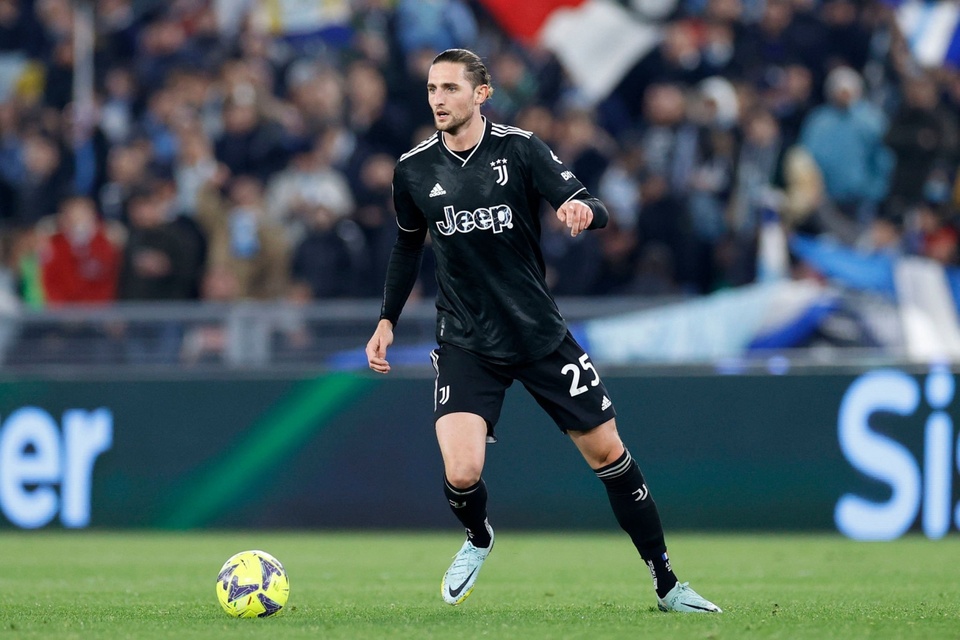 Adrien Rabiot đã chuyển nhượng hụt đến MU trong hè 2022. Sau một năm. "Quỷ đỏ" quay lại để chiêu mộ tuyển thủ Pháp theo dạng tự do. Mùa này, Rabiot là tiền vệ trung tâm chơi ổn định bậc nhất Serie A. Anh còn là trụ cột ở tuyến giữa tuyển Pháp, do đó sẽ là cái tên được nhiều CLB săn đón hè tới.