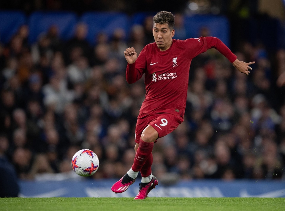 Roberto Firmino đã sẵn sàng rời Liverpool sau 8 mùa giải. "The Kop" cũng chấp nhận để tuyển thủ Brazil tự do ra đi. Firmino đang được mời chào hợp đồng có mức lương khủng tại Saudi Arabia và MLS. Bên cạnh đó, các CLB ở La Liga và Serie A cũng muốn có chân sút ghi 11 bàn cho Liverpool mùa này.