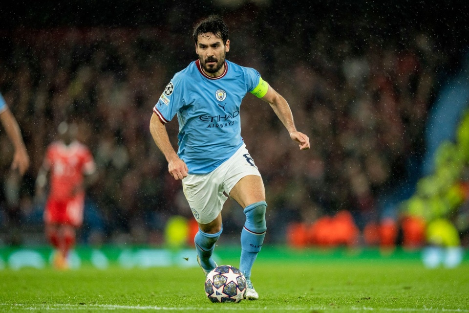 Tương lai của Ilkay Gundogan tại Man City đang bỏ ngỏ. Theo Goal, Gundogan đã chán cuộc sống tại Anh. Vợ Gundogan cũng tác động trực tiếp để anh rời Man City. Do đó, khả năng tuyển thủ Đức thành cầu thủ tự do sau mùa này rất cao. Gundogan sẽ dễ dàng tìm kiếm bến đỗ mới, khi nhiều CLB tại Bundesliga muốn anh hồi hương.