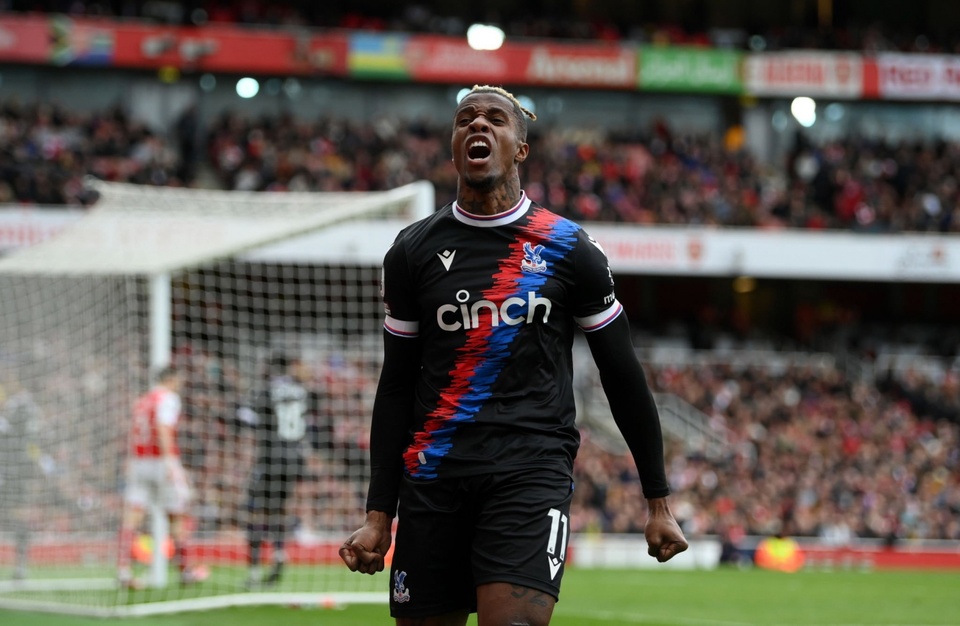 Wilfried Zaha sẵn sàng gia nhập CLB mới sau mùa này. Arsenal, West Ham và Newcastle là những bến đỗ tiềm năng cho Zaha tại Premier League. Còn không, anh sẽ cân nhắc lời mời gia nhập giải Saudi Arabia hoặc Qatar để hưởng lương khổng lồ.