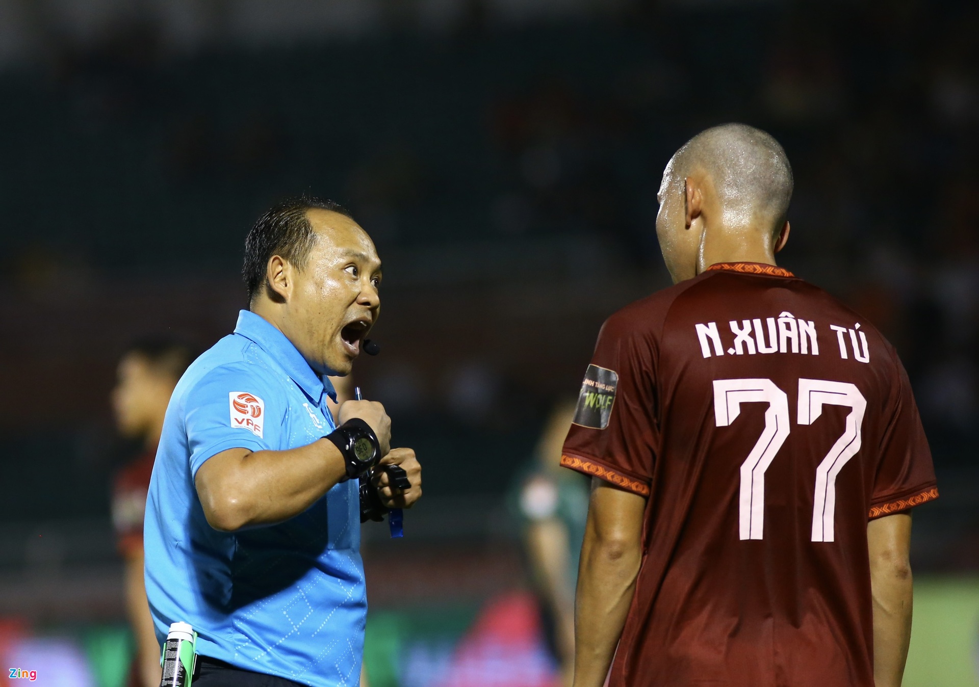 Trọng tài Vũ Nguyên Vũ giải thích với Nghiêm Xuân Tú sau khi bẻ còi. Ảnh: Nguyên Khang.