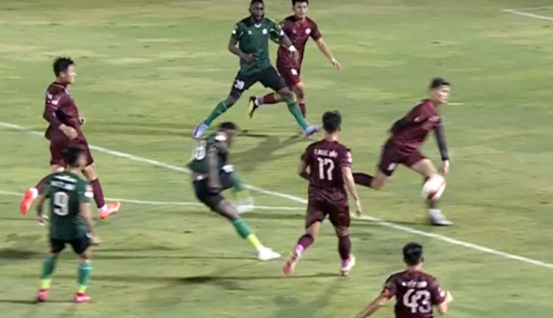 Trung vệ của CLB Bình Định đã đứng trong vùng cấm.