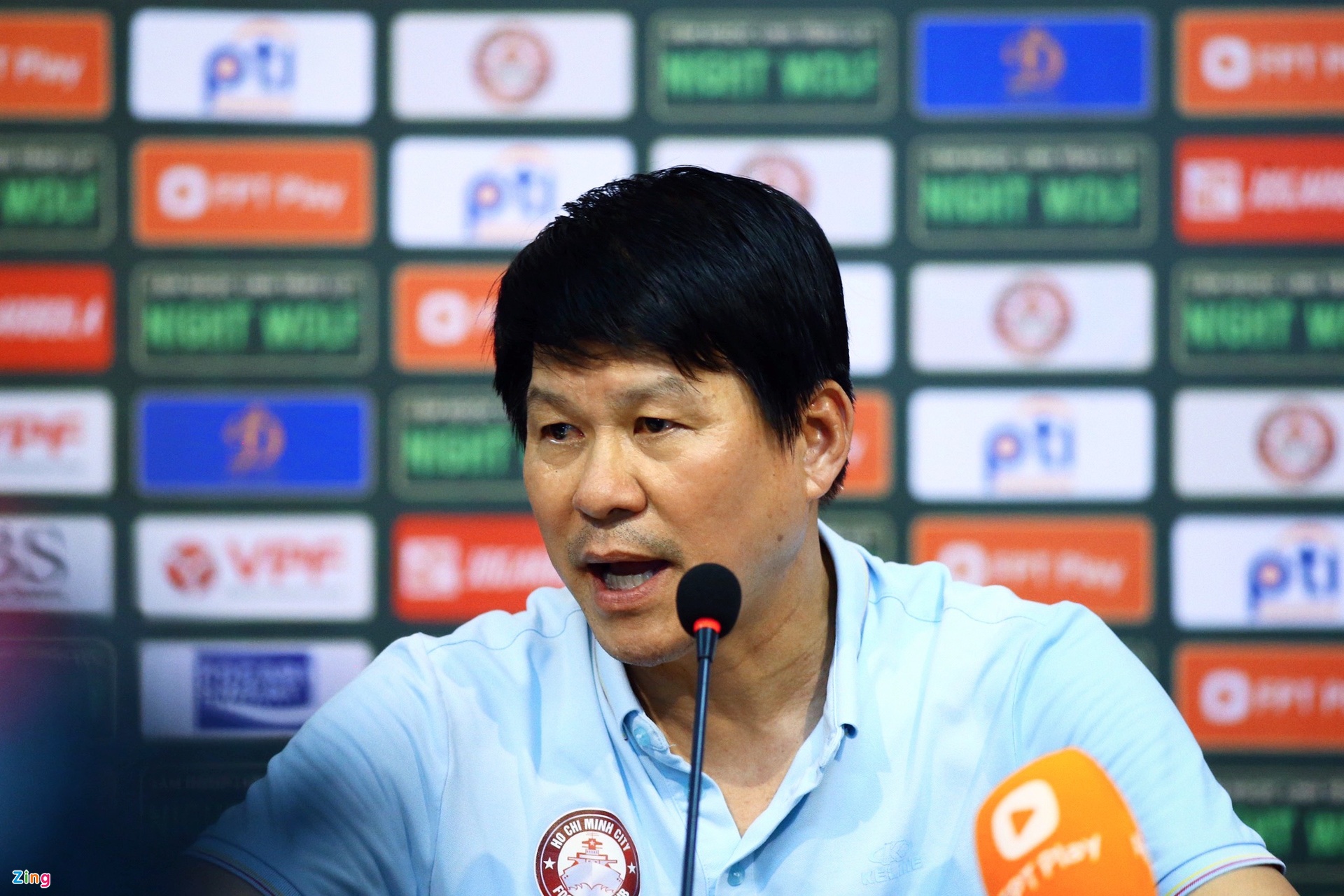 HLV Vũ Tiến Thành hài lòng với sự phối hợp của trọng tài chính Vũ Nguyên Vũ và trợ lý Nguyễn Thành Trung.