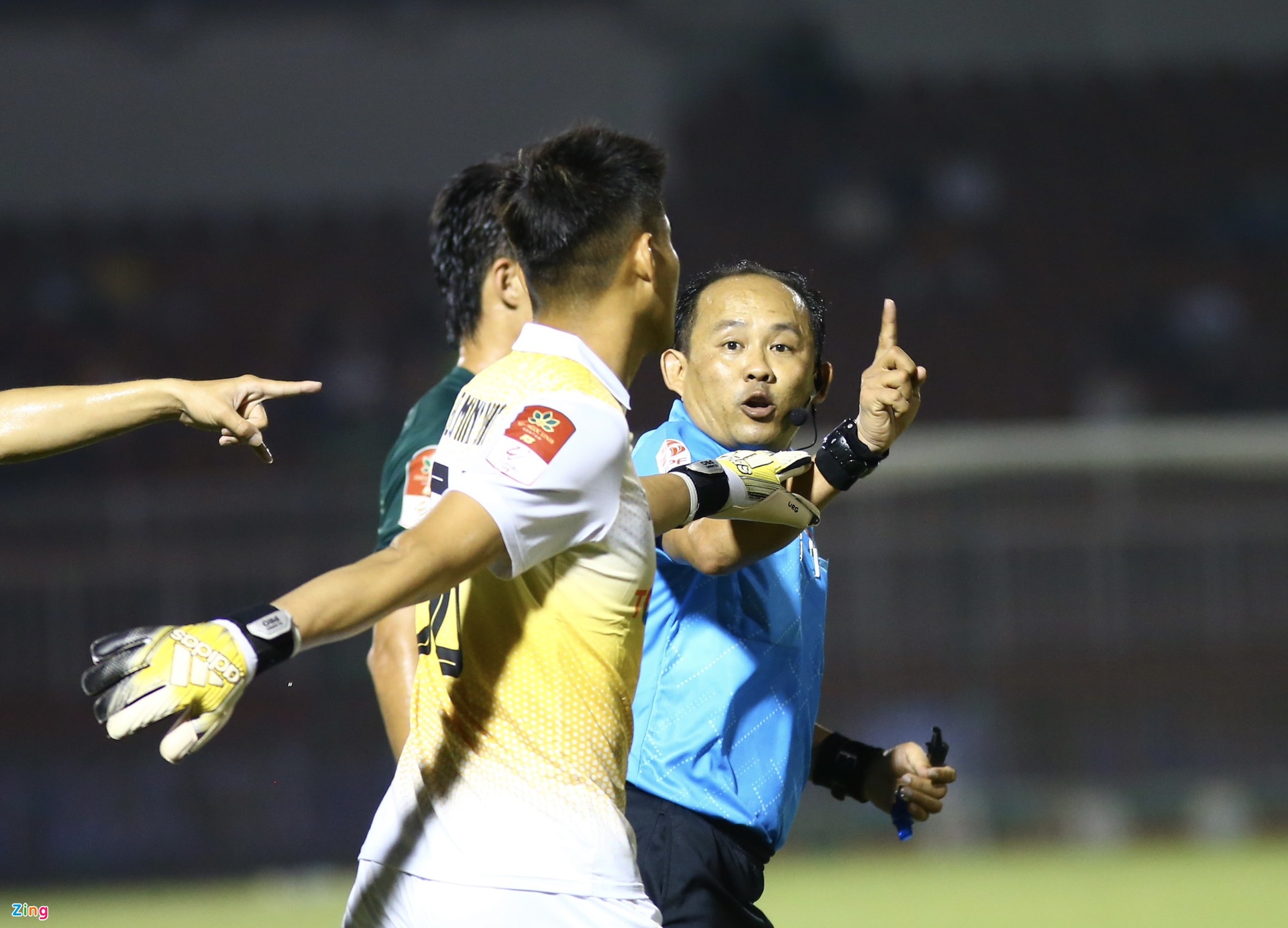 Thủ môn Trần Đình Minh Hoàng phản ứng mạnh với quyết định của ông Vũ Nguyên Vũ. Ảnh: Nguyên Khang.