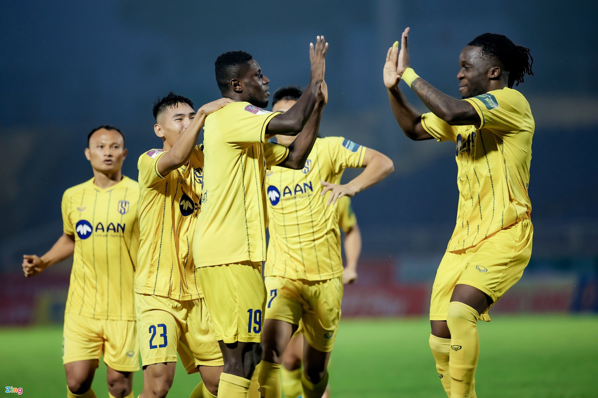 Tiếp đón HAGL trên sân nhà, SLNA bất ngờ có bàn thắng sớm được ghi do công của Michael Olaha (số 19) ngay phút thứ 3.