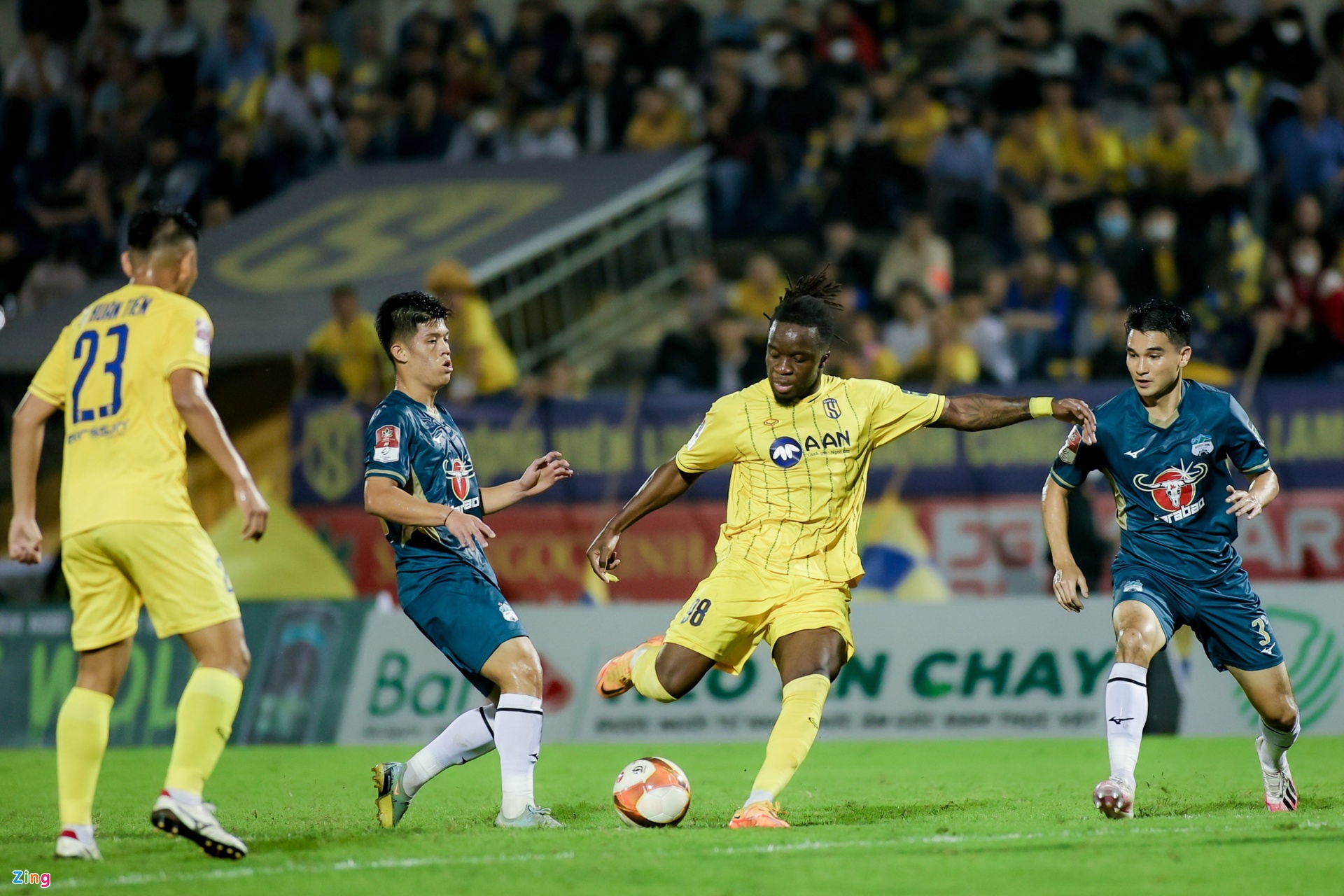 Lợi thế đó giúp đội chủ nhà triển khai lối đá phòng ngự phản công sở trường. Các cầu thủ áo vàng lui về rất nhanh mỗi khi mất bóng và phát động tấn công cũng khẩn trương cho 2 tiền đạo ngoại.