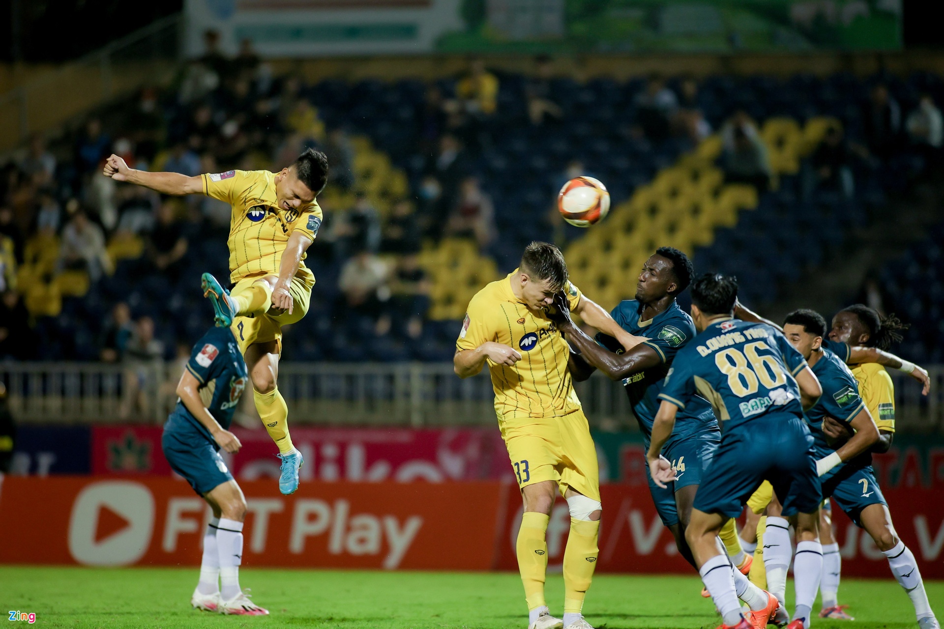 Sự cơ động của Phạm Xuân Mạnh (số 7) giúp tuyến giữa SLNA chơi thanh thoát. Xuân Mạnh ngoài khả năng sút xa còn tích cực băng vào đánh đầu ở các pha bóng cố định.