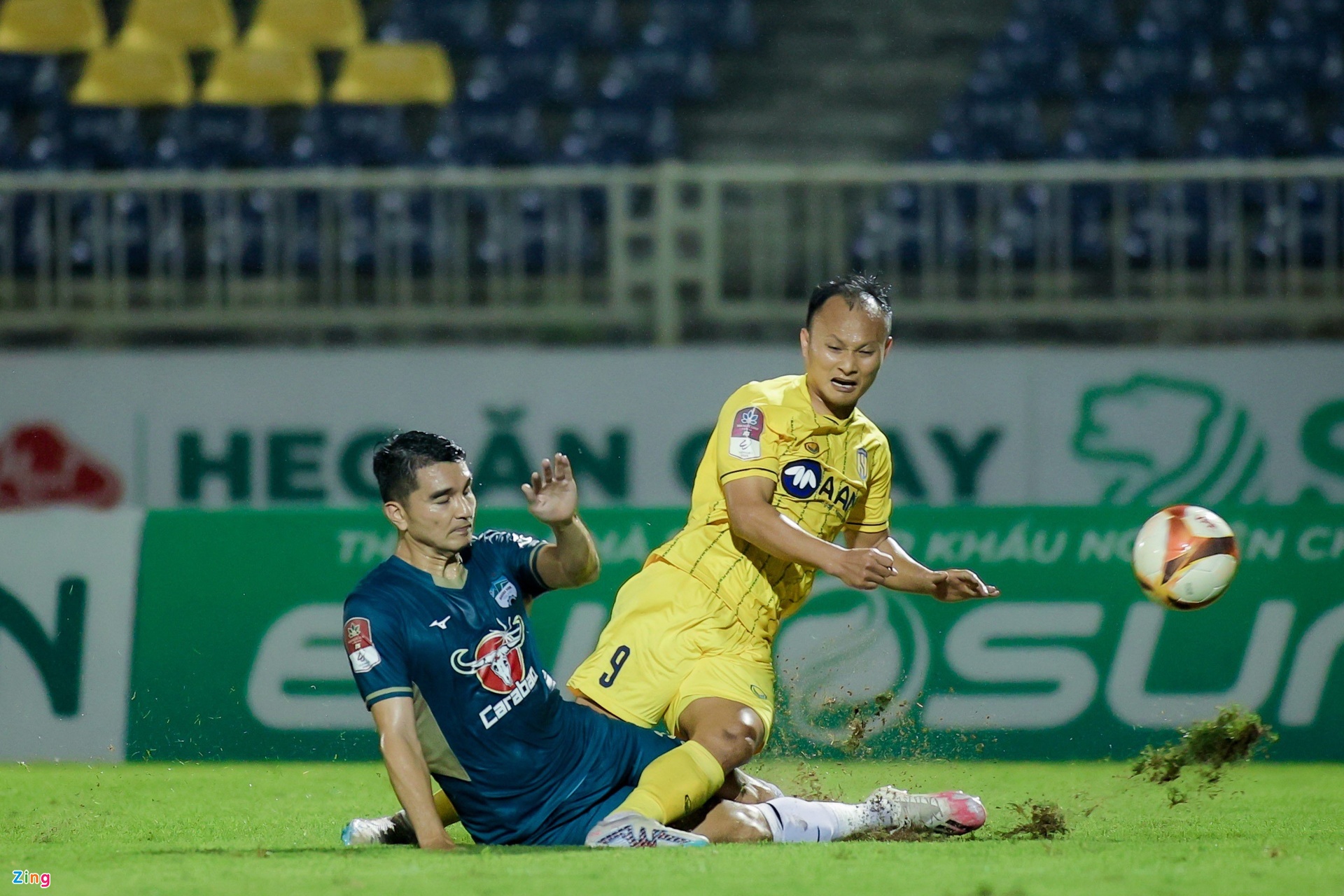 Trong dịp hiếm hoi đá chính, Lê Văn Đại (trái) có ngày làm việc vất vả khi liên tục phải truy cản Nguyễn Trọng Hoàng.