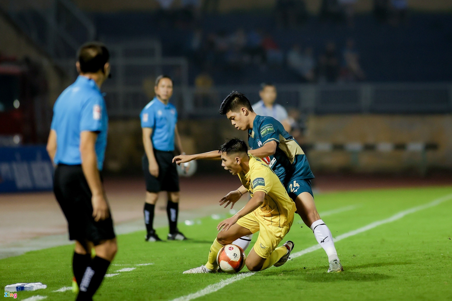 Hai cầu thủ U22 Việt Nam Đinh Xuân Tiến (áo vàng) và Nguyễn Đức Việt (áo xanh) cùng được các HLV xếp đá chính từ đầu.