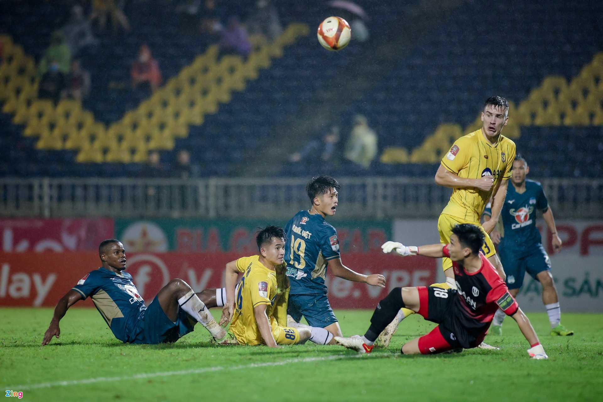 HAGL tung tiền đạo trẻ Nguyễn Quốc Việt (số 19) vào sân trong thời gian còn lại của trận đấu nhưng vô vọng. Quốc Việt là cầu thủ U22 Việt Nam đầu tiên ghi bàn ở V-League 2023 với pha lập công trong trận HAGL thắng 4-1 Viettel ở vòng 5.