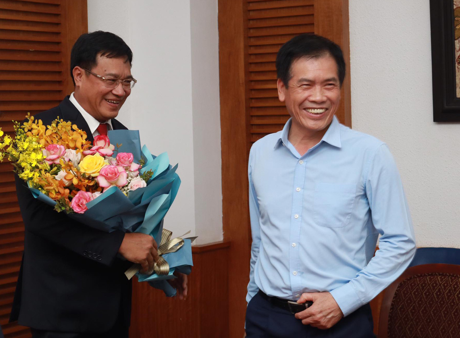 Ông Đặng Hà Việt (trái) thay ông Trần Đức Phấn (phải) làm Trưởng đoàn TTVN dự SEA Games 32.