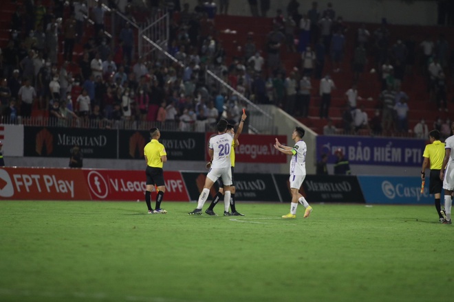 Văn Quyết lãnh thẻ đỏ khi phản ứng trọng tài ở trận thua Bình Định. Ảnh: Dũng Tư.