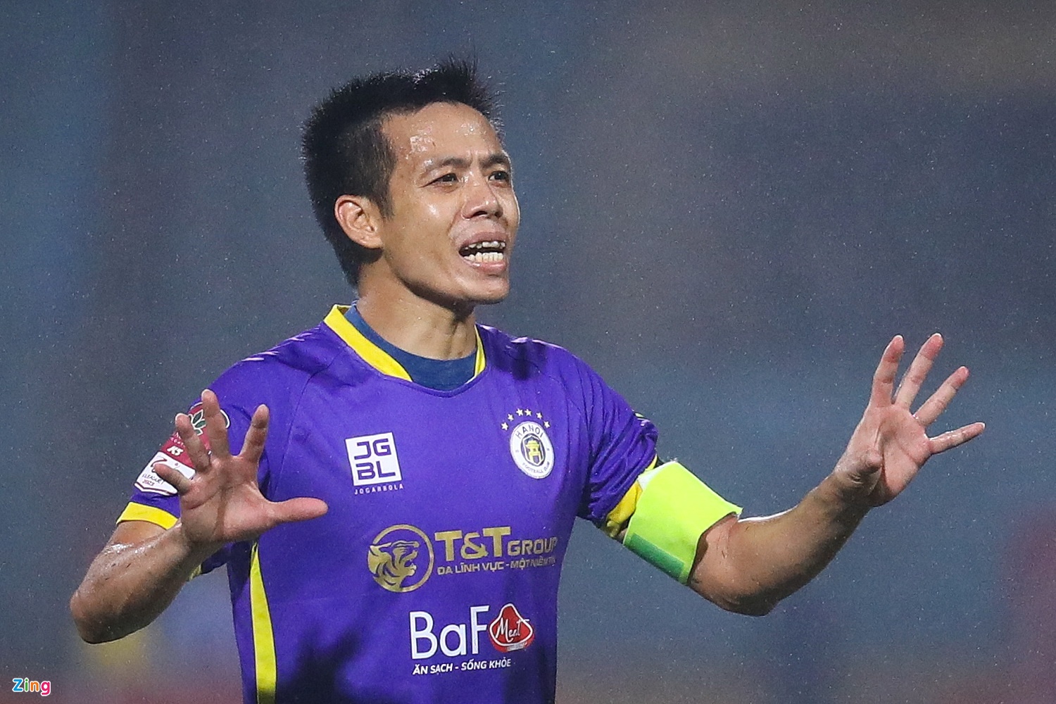 Văn Quyết có thể nhận thêm án phạt nguội sau vụ xô xát với trọng tài trên sân Quy Nhơn. Ảnh: Minh Chiến.