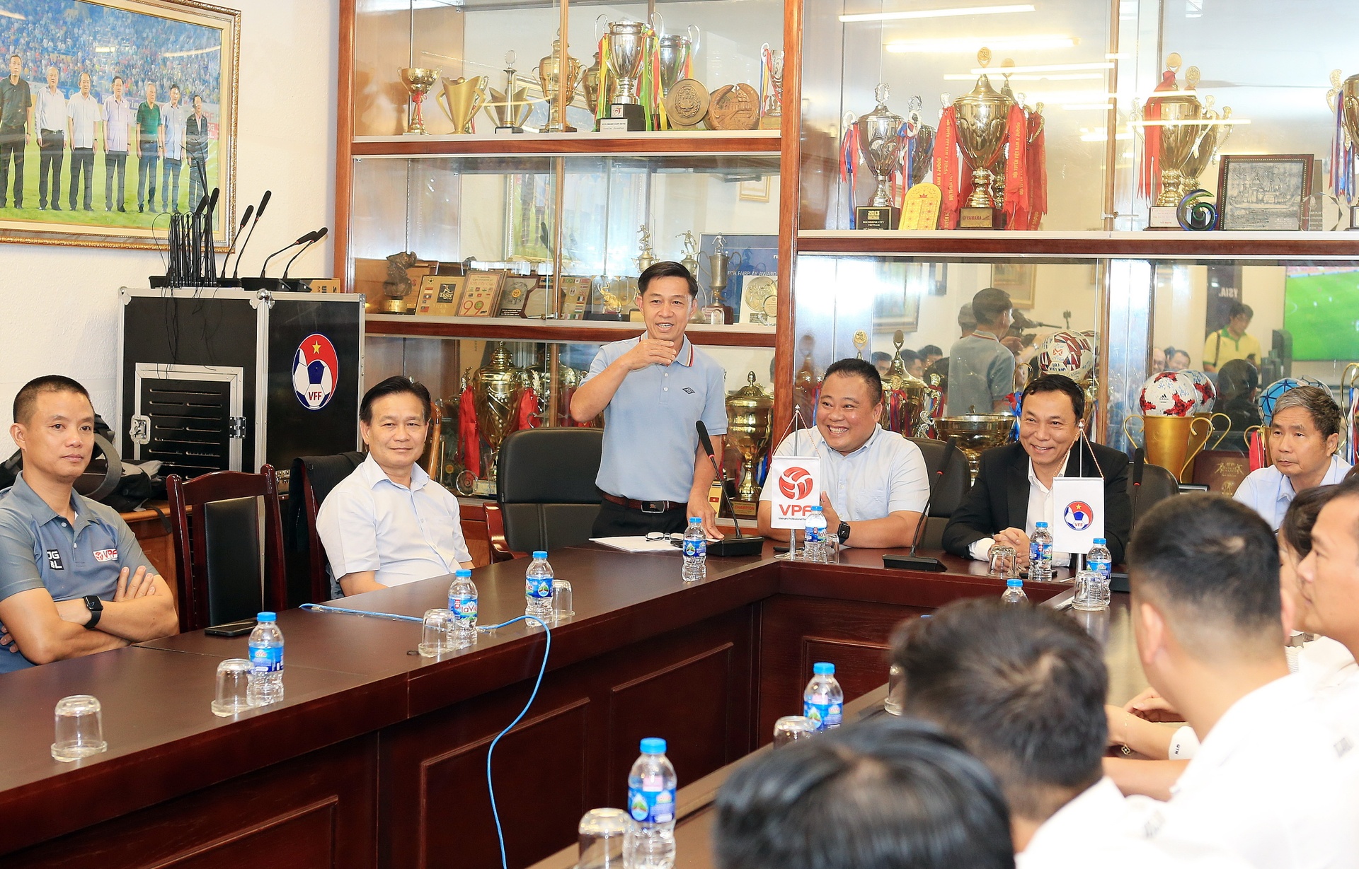 Trưởng Ban Trọng tài VFF Đặng Thanh Hạ (giữa) chia sẻ trong ngày đầu khóa đào tạo trọng tài VAR đợt hai tại Hà Nội. Ảnh: VFF.