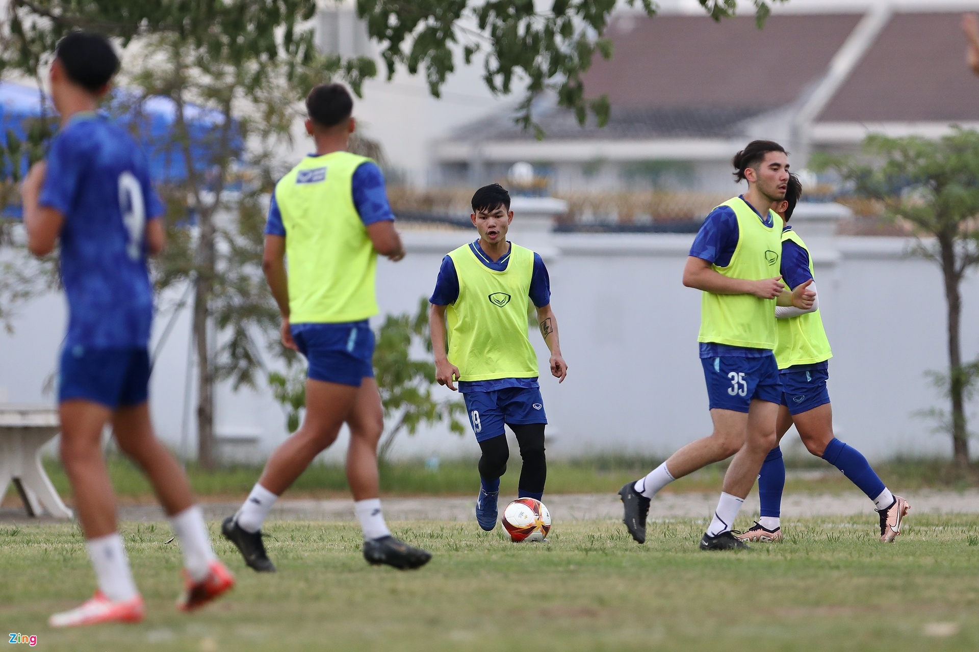 Nalongsit sinh năm 2001, đá hậu vệ cánh, lên tuyển quốc gia Lào từ năm 2021 và dự AFF Cup 2020 diễn ra cùng năm. Ở giải đấu tổ chức tại Singapore, Nalongsit đá chính trận Lào thua 0-2 tuyển Việt Nam ở vòng bảng.