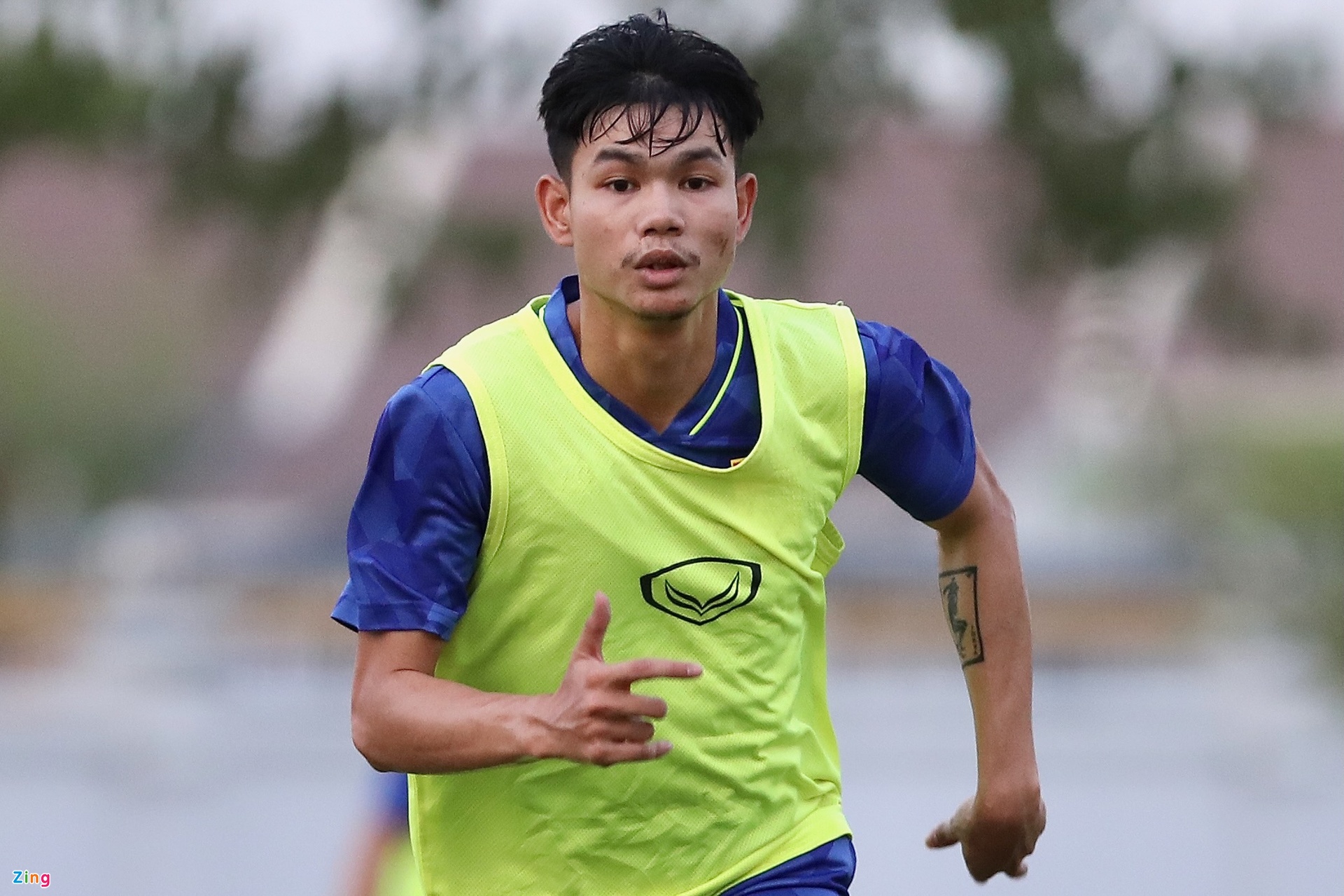 "Tôi có bố người Việt Nam, quê TP.HCM. Tôi từng đối đầu các đội tuyển Việt Nam. Họ là đội mạnh", trụ cột hàng thủ U22 Lào chia sẻ với Zing.