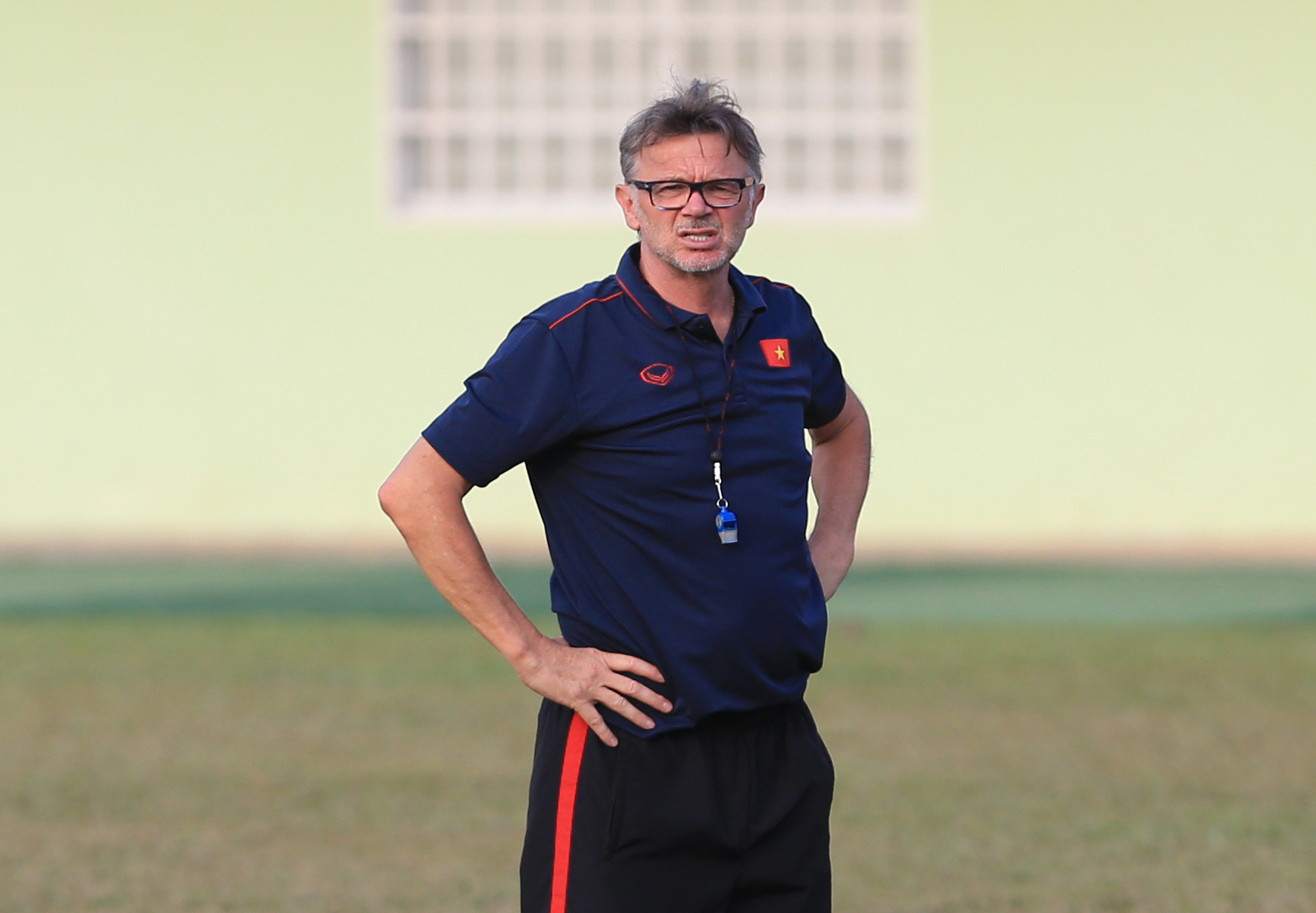 HLV Philippe Troussier chịu nhiều sức ép sau trận thắng vất vả ngày ra quân SEA Games 32.