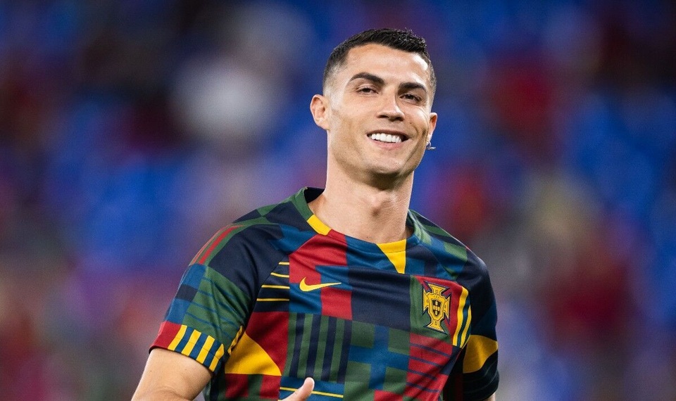 Cristiano Ronaldo có mức thu nhập 136 triệu USD. Trong đó, cựu sao MU kiếm 46 triệu euro nhờ chơi bóng và 90 triệu USD ngoài sân cỏ. Nhờ có hơn 850 triệu người theo dõi trên tất cả nền tảng mạng xã hội, CR7 là luôn gương mặt được các thương hiệu lớn săn đón. Trong năm 2022, CR7 chỉ xếp thứ 3 trong danh sách với mức thu nhập 115 triệu USD.