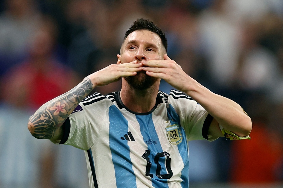 Xếp sau Ronaldo là Lionel Messi (130 triệu USD). Chân sút người Argentina bỏ túi 65 triệu USD nhờ chơi bóng và 65 triệu euro ngoài sân cỏ. Trong năm 2022, M10 dẫn đầu danh sách của Forbes với cùng mức thu nhập 130 triệu USD.