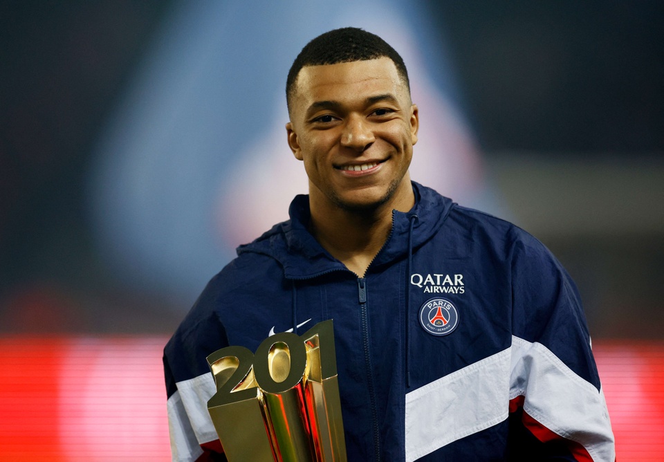 Kylian Mbappe (120 triệu USD) góp mặt trong top 3 VĐV thể thao có thu nhập cao nhất thế giới sau bản hợp đồng gia hạn với PSG hồi tháng 5. Chân sút người Pháp kiếm 100 triệu USD trên sân cỏ và 20 triệu USD ngoài hậu trường. Năm 2022, Mbappe không có tên trong top 10 của Forbes.