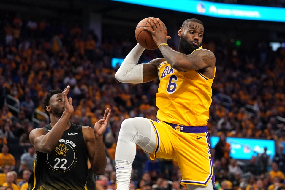 LeBron James kiếm 119,5 triệu USD, rớt xuống thứ 4 trong trong nhóm VĐV thể thao có thu nhập cao nhất thế giới. Siêu sao bóng rổ người Mỹ kiếm 44,5 triệu USD nhờ chơi cho LA Lakers và 75 triệu USD tiền quảng cáo. Năm 2022, LeBron James kiếm 121,2 triệu USD.