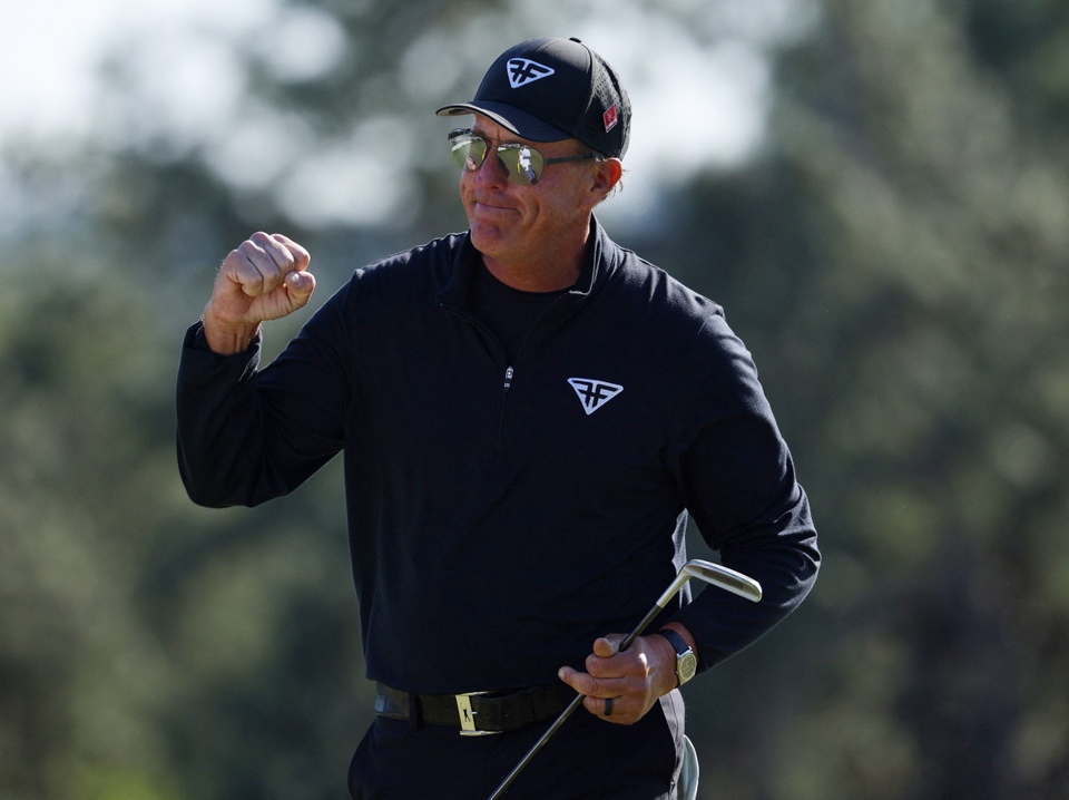 Xếp sau Johnson trong top 10 của Forbes là một tay golf khác, Phil Mickelson. VĐV 52 tuổi người Mỹ này bỏ túi 104 triệu USD tiền giải với 2 triệu USD tiền quảng cáo.