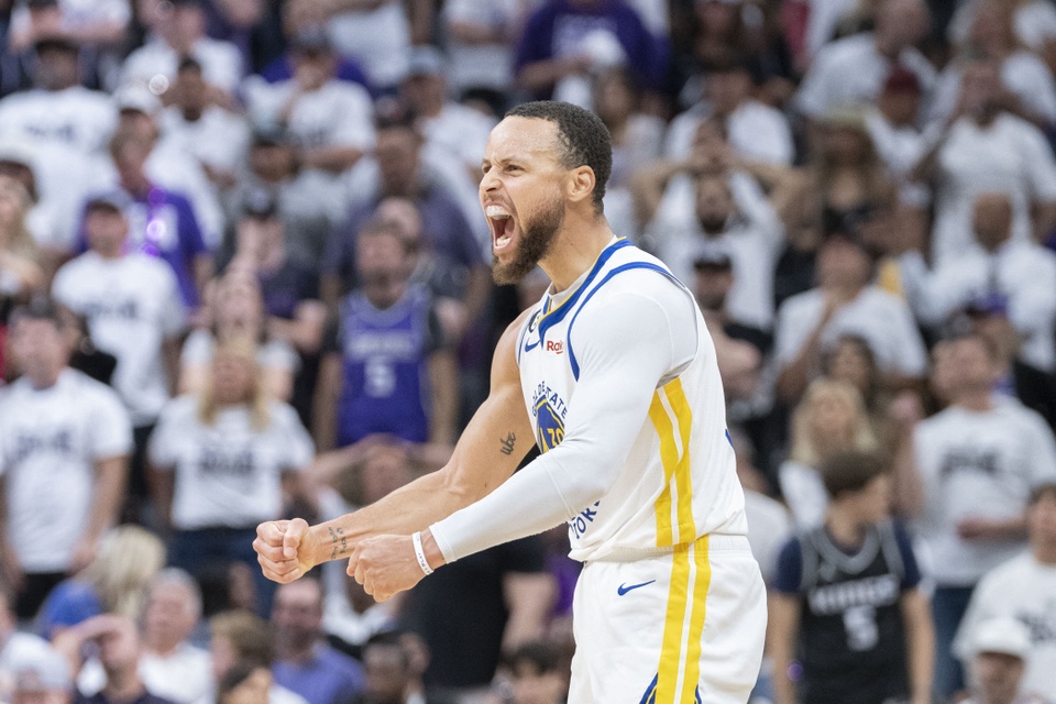 Siêu sao bóng rổ Stephen Curry có mức thu nhập 100,4 triệu USD (48,4 triệu USD tiền thành tích và 62 triệu USD tiền quảng cáo) nhờ thi đấu cho Golden State Warriors. Năm 2022, Curry xếp thứ 5 trong danh sách của Forbes với mức thu nhập 92,8 triệu USD.