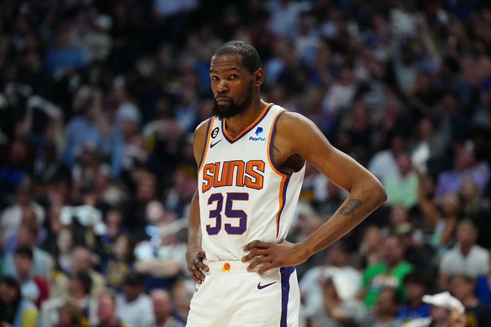 Kevin Durant, ngôi sao của Phoenix Suns, xếp thứ 10 trong danh sách của Forbes khi kiếm 89,1 triệu USD. Anh bỏ túi 44,1 triệu USD tiền giải và 45 triệu USD nhờ các hoạt động quảng bá.