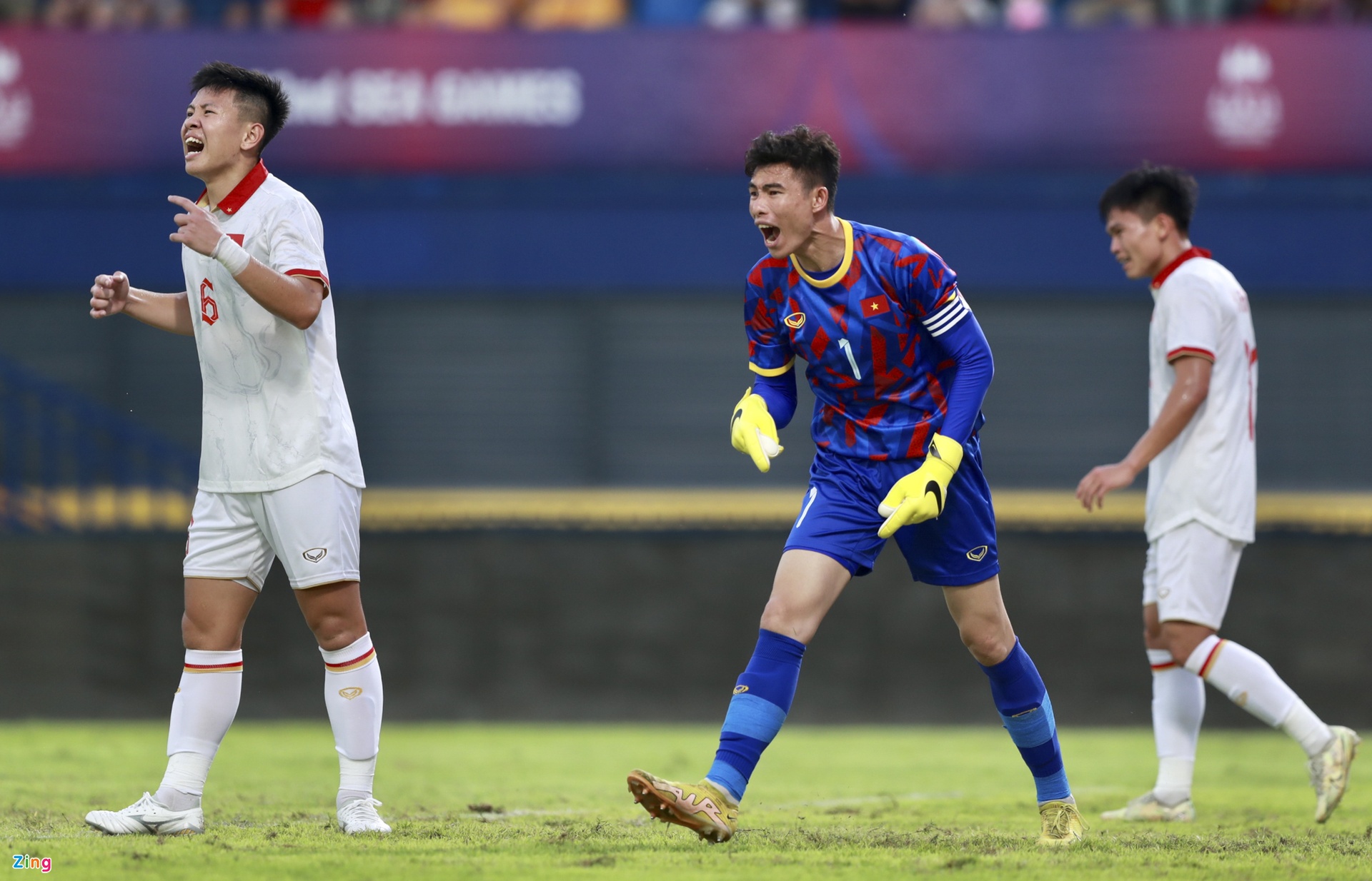 U22 Singapore không quá mạnh nhưng nhiều thời điểm hàng thủ của U22 Việt Nam mất tập trung và đặt khung thành của Quan Văn Chuẩn vào tình thế nguy hiểm.