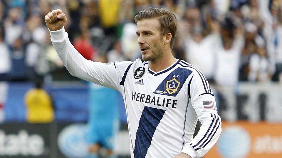 David Beckham gây tiếng vang khi gia nhập LA Galaxy vào năm 2007. Tuy nhiên, cựu sao MU từng bị hội CĐV và các đồng đội tại CLB Mỹ chỉ trích vì bỏ lỡ phân nửa mùa giải 2009. Trên khán đài, bộ phận người hâm mộ giăng biểu ngữ "Cầu thủ bán thời gian" hay "biến về nhà đi kẻ lừa đảo" để công kích Beckham sau quãng thời gian anh bỏ sang thi đấu cho AC Milan theo dạng cho mượn.