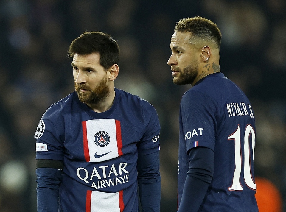 Lionel Messi và Neymar bị người hâm mộ PSG kéo đến nhà riêng và yêu cầu rời đội sau mùa giải 2022/23. Cả hai nhận đãi ngộ nằm trong nhóm cao nhất PSG nhưng không thể giúp CLB này lên ngôi tại Champions League. Riêng Messi còn chịu án phạt nội bộ cấm thi đấu 2 trận vì bỏ lỡ buổi tập của PSG sau trận thua 1-3 trước Lorient hôm 30/4.