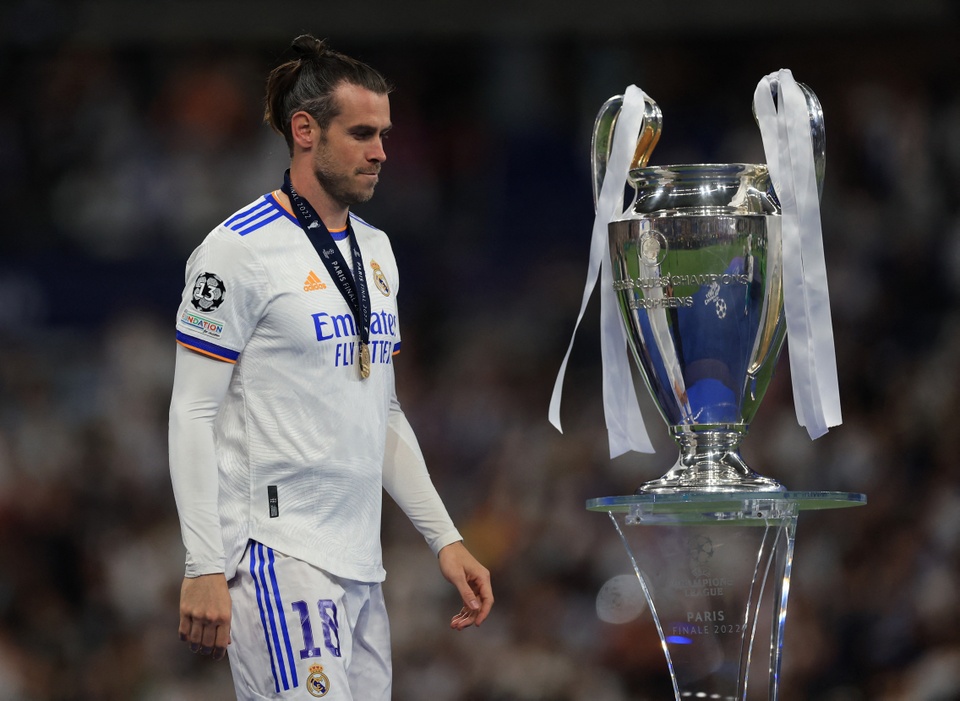 Gareth Bale khiến người hâm mộ Real Madrid phẫn nộ với hành động cầm lá cờ với biểu ngữ "Wales. Golf. Madrid". Đây được cho là thứ tự ưu tiên trong sự nghiệp của cựu sao Tottenham. Bên cạnh đó, dù có mức đãi ngộ thuộc hàng cao nhất đội, Bale gây thất vọng khi đóng góp ít ỏi.