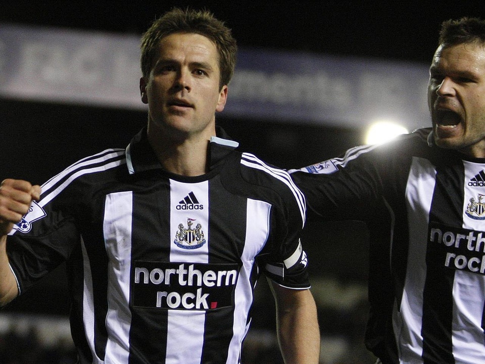 Michael Owen từng bị cựu Chủ tịch Freddy Shepherd của Newcastle chỉ trích vì nhận đãi ngộ cao nhưng đóng góp hạn chế vào năm 2007. Sau 79 lần ra sân cho "Chích chòe", cựu sao Liverpool ghi 30 bàn. Người hâm mộ Newcastle không hài lòng khi đội bóng chi ra 17 triệu bảng cho một cầu thủ ở bên kia sườn dốc sự nghiệp như Owen.