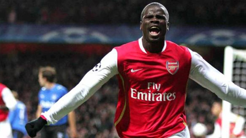Emmanuel Eboue thường bị CĐV Arsenal đổ lỗi mỗi khi đội có kết quả tệ, đỉnh điểm là trận gặp Wigan hồi tháng 12/2008. Anh luôn bị xem là điểm yếu trong đội hình của Arsenal. Eboue thi đấu tổng cộng 214 trận cho "Pháo thủ" trong 7 mùa giải trước khi rời đội vào năm 2011.