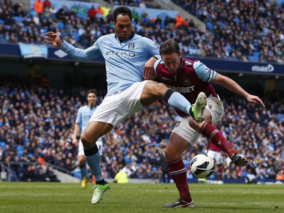 Joleon Lescott từng bức xúc và chỉ trích người hâm mộ Man City khi bị chế nhạo bởi vết sẹo trên mặt. Tương tự Eboue, trung vệ người Anh cũng thường bị CĐV nhà đổ lỗi mỗi khi đội có kết quả kém. Lescott rời Man City vào mùa hè 2014.