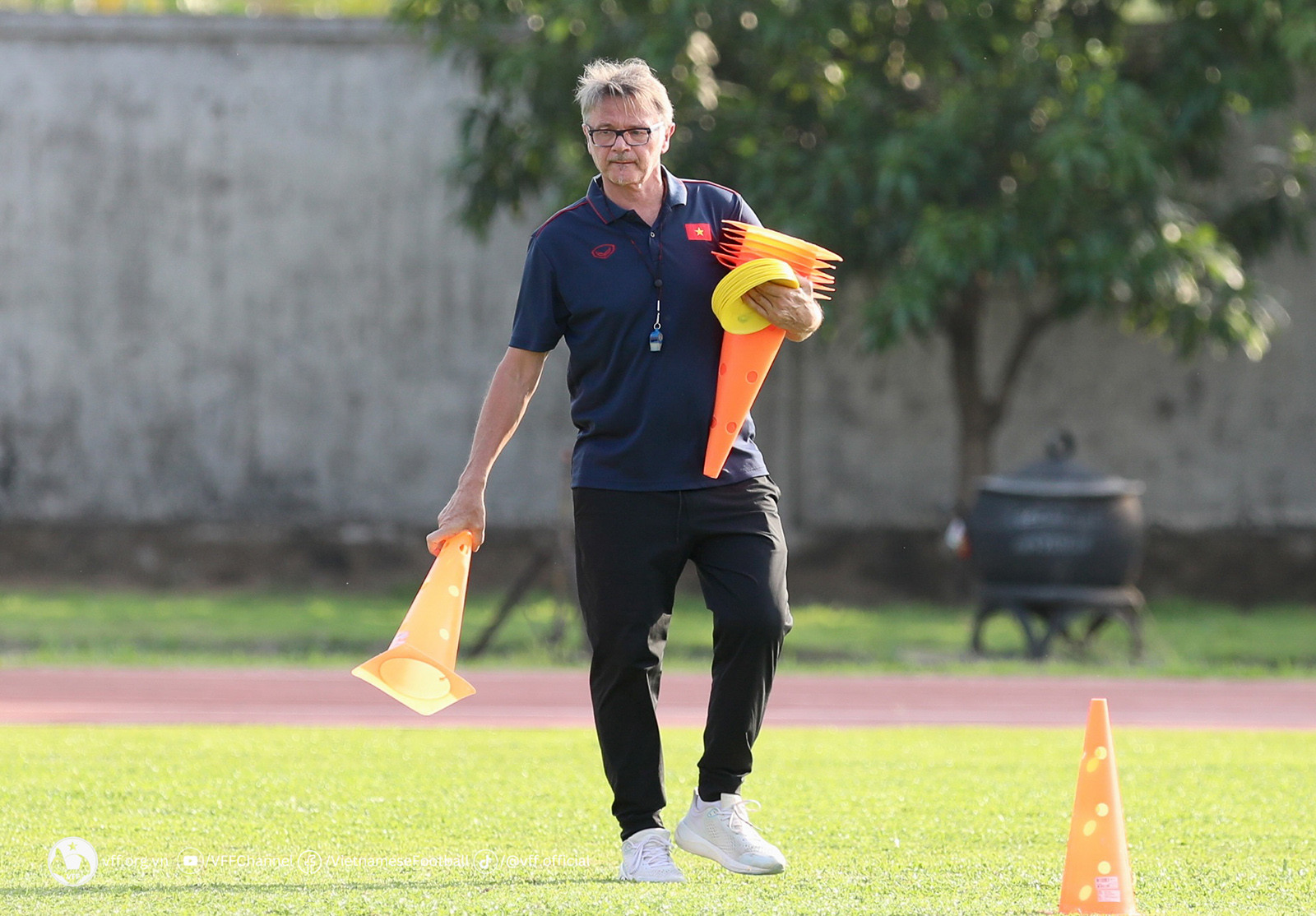 Chiều 6/5, U22 Việt Nam trở lại tập luyện sau 2 ngày nghỉ. HLV Philippe Troussier trực tiếp ra chuẩn bị dụng cụ cho các cầu thủ tập luyện.
