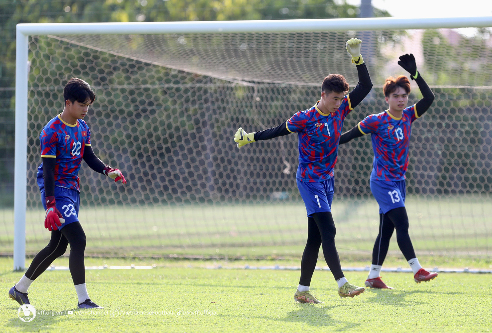 Tuyển U22 Việt Nam đến sân tập muộn 30 phút do HLV Philippe Troussier yêu cầu các cầu thủ khởi động trước ở khách sạn.