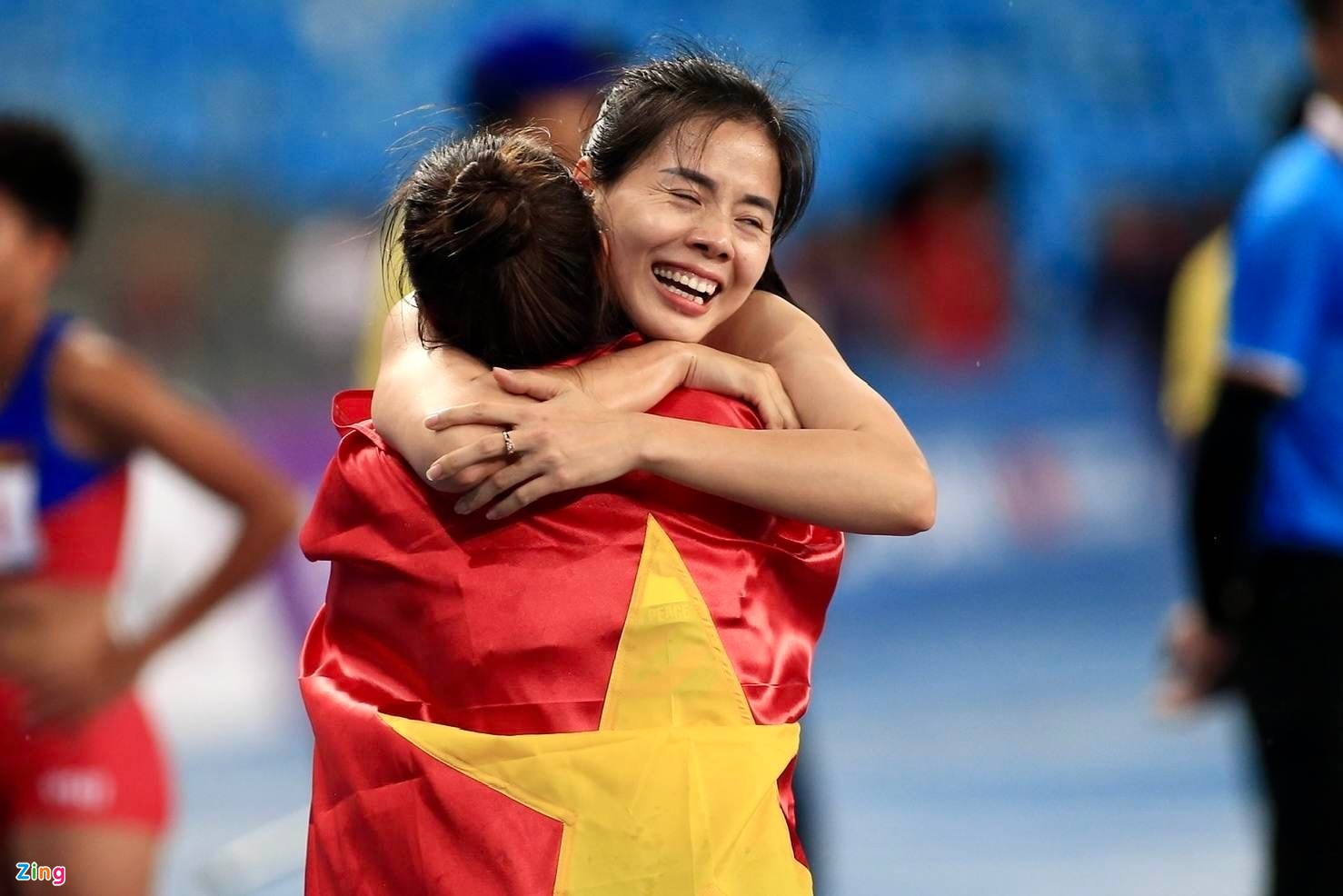 Nguyễn Thị Huyền ăn mừng cùng các đồng đội sau khi vô địch nội dung tiếp sức 4x400 m hỗn hợp nam nữ. Ảnh: Bảo Ngọc.