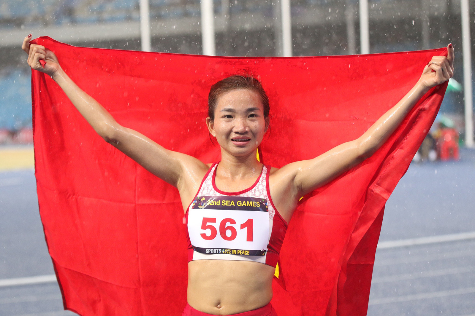 Cơn mưa to làm dịu mát bầu không khí.