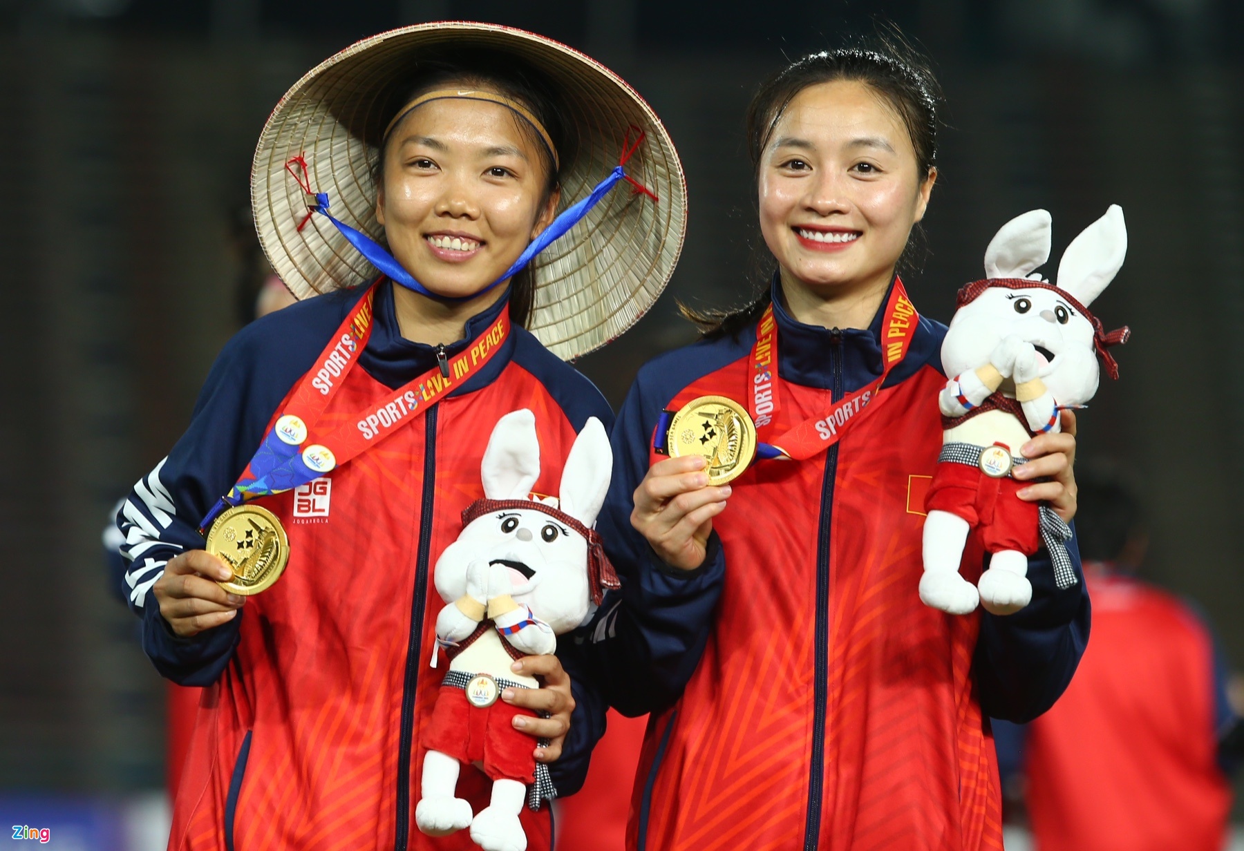 Huỳnh Như tỏa sáng trên hàng công, trong khi Hoàng Thị Loan cũng có ngày thi đấu đầy ấn tượng. Cô gái sinh năm 1995 chơi lăn xả bên cánh trái để chặn đứng những pha đột phá của số 12, Per Khine bên phía Myanmar.