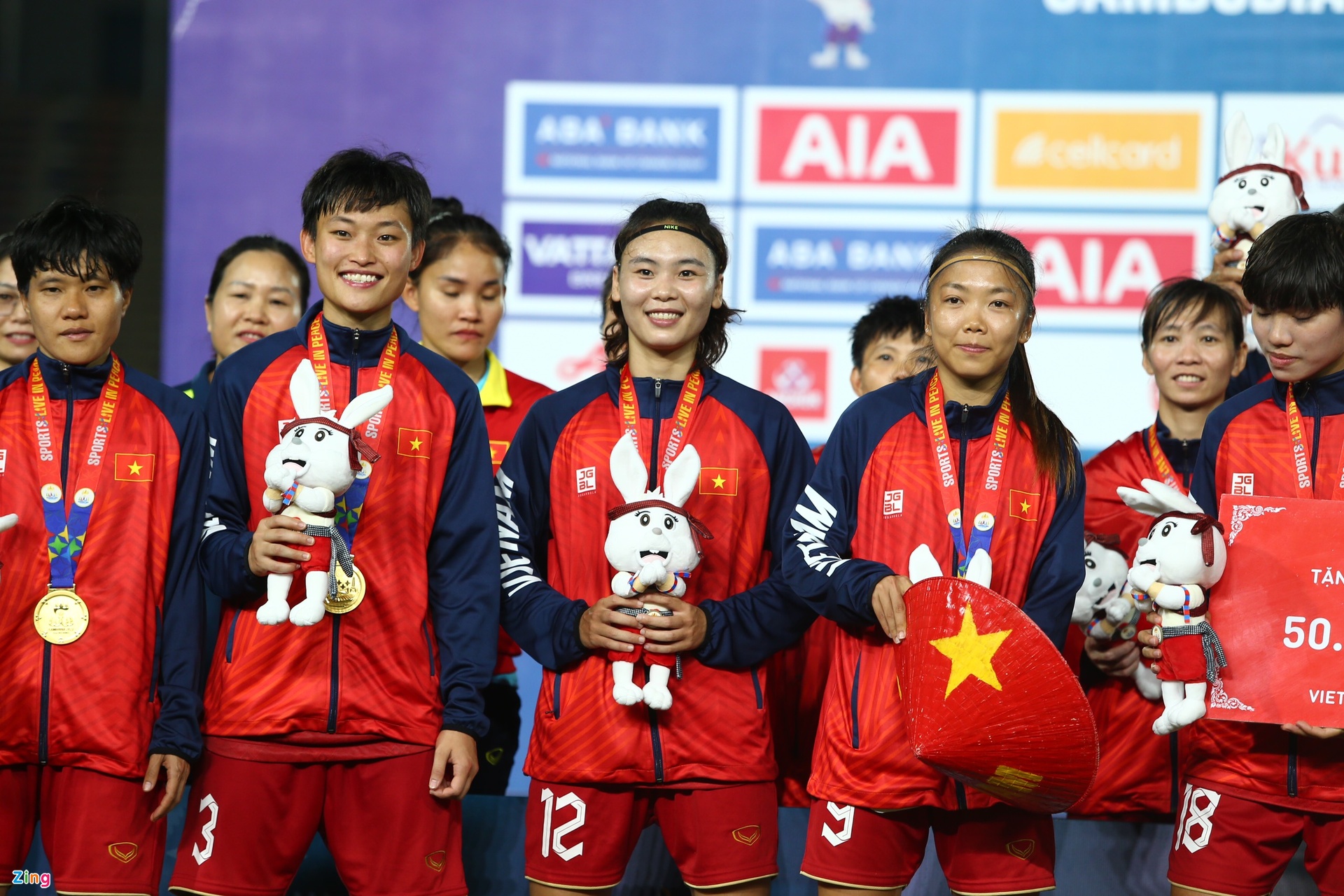 Trần Thị Hải Linh, Phạm Hải Yến, Huỳnh Như, Vũ Thị Hoa rạng rỡ trên bục nhận huy chương vàng. Đây là tấm HCV thứ 124 của đoàn Thể thao Việt Nam tại SEA Games 32, bỏ xa Thái Lan (94).