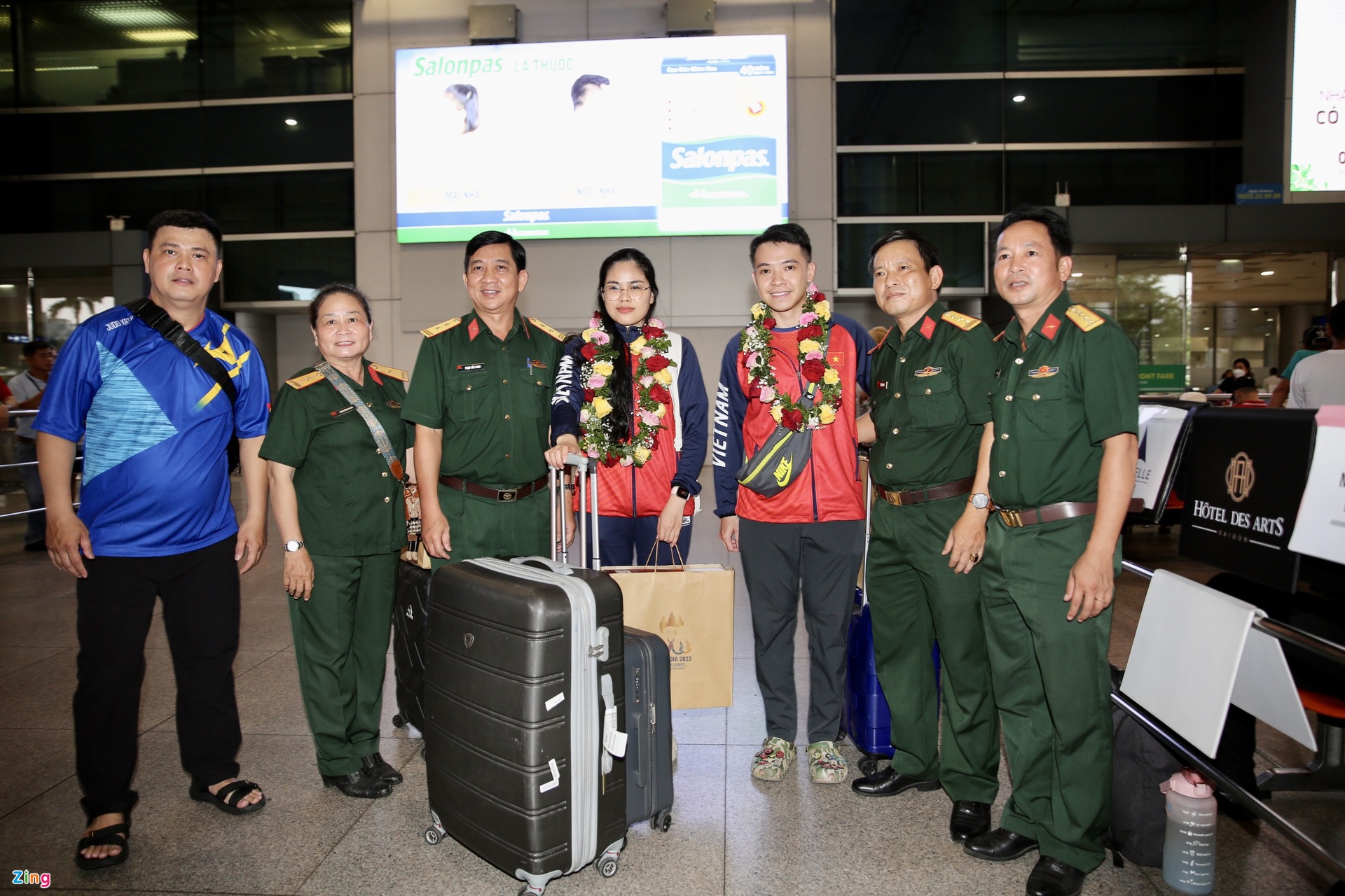 Trái với vẻ buồn rầu của U22 Việt Nam, ở một góc sân bay, không khí tươi vui xuất hiện khi những lãnh đạo của quân đội đến đón các VĐV judo đạt thành tích cao ở SEA Games 32. Trong chiều 17/5, nhiều VĐV cũng bay cùng chuyến với U22 Việt Nam.