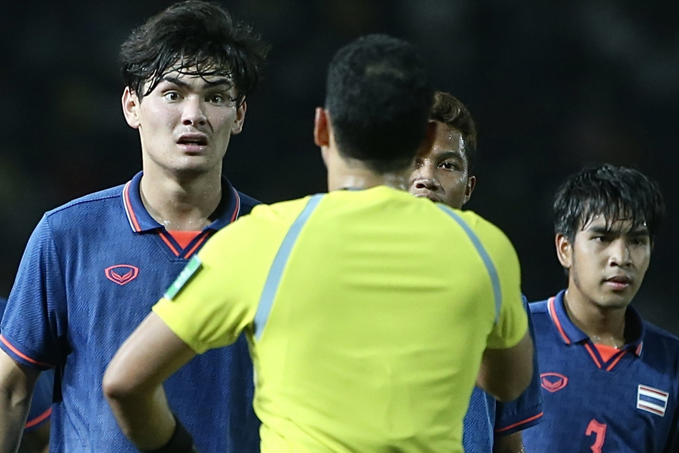 Jonathan nhận thẻ đỏ, ném HCB và tuyên bố không tiếp tục khoác áo Thái Lan.