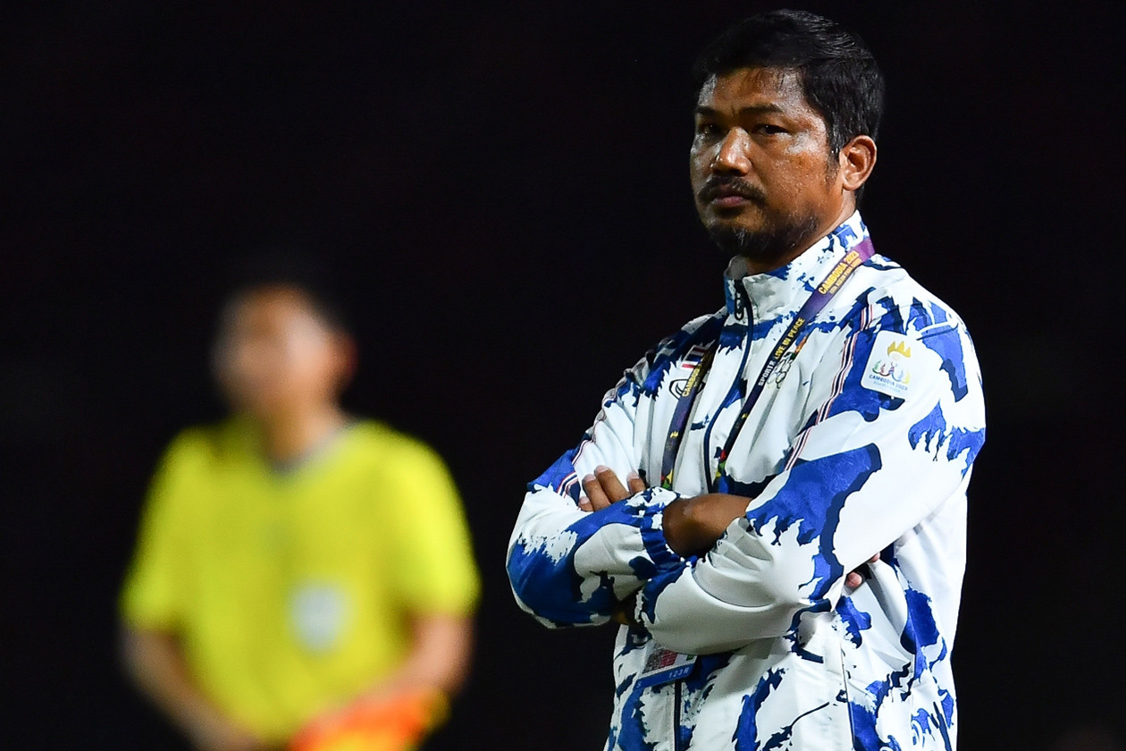 Issara Sritaro bị yêu cầu từ chức.