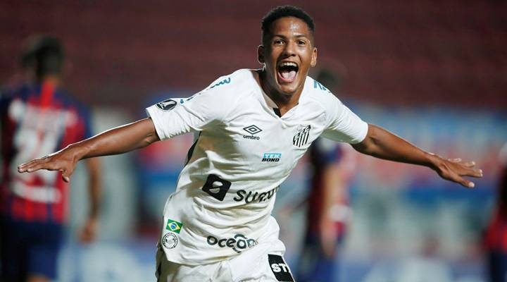 Angelo Gabriel (Santos) xếp sau với 13 phút 56 giây cho một pha rê bóng thành công, đạt tỷ lệ 64,2%. Gabriel được chấm điểm ít hơn Vinicius khi chỉ thi đấu tại Brazil thay vì Tây Ban Nha.