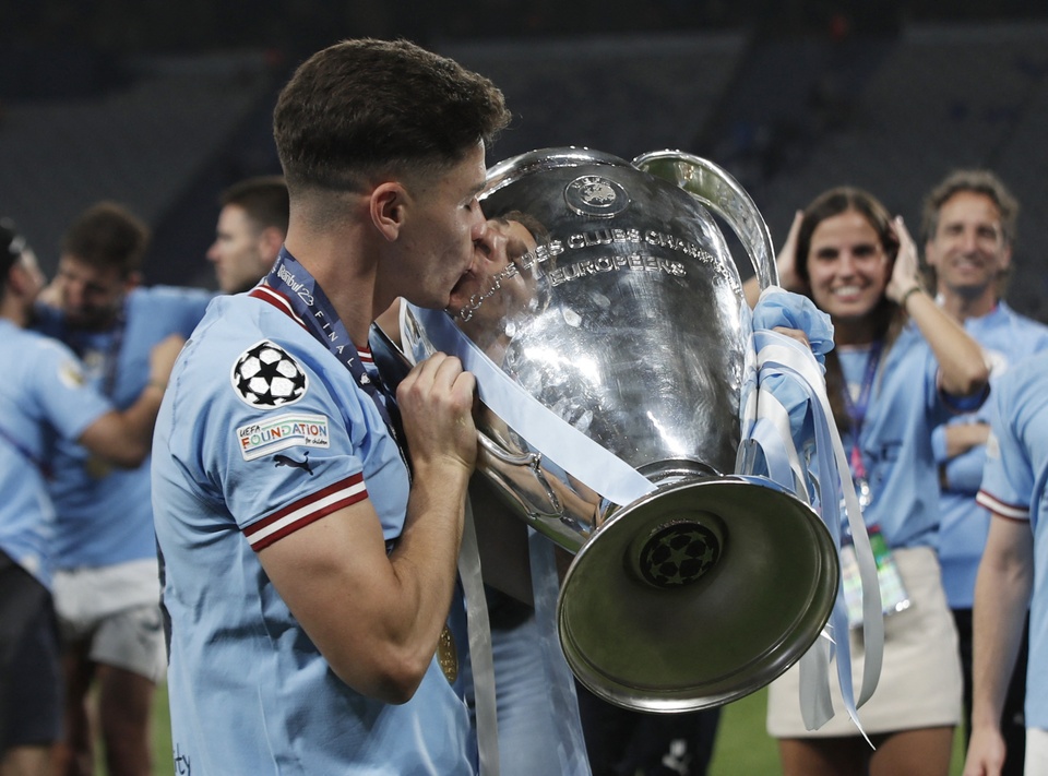 Trước đó, Alvarez cũng nằm trong số ít những cầu thủ đã vô địch Copa Libertadores (giải đấu danh giá bậc nhất cấp CLB của bóng đá Nam Mỹ), sau đó vô địch cả Ngoại hạng Anh, Champions League và World Cup. Chân sút sinh năm 2000 cũng trở thành cầu thủ trẻ nhất vô địch Champions League và World Cup trong cùng một mùa giải.