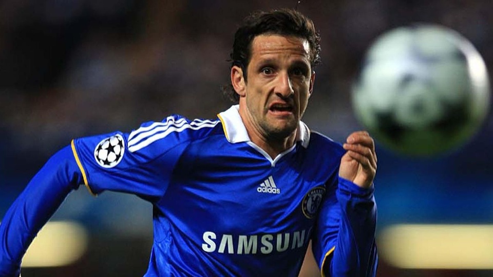 Juliano Belletti vô địch World Cup 2002 cùng tuyển Brazil. Đến mùa giải 2005/06, hậu vệ phải này vô địch Champions League cùng Barca, sau khi ghi bàn ấn định chiến thắng 2-1 trước Arsenal ở chung kết. Đến mùa giải 2009/10, Belletti lần đầu tiên nếm trải cảm giác vô địch Ngoại hạng Anh cùng Chelsea.