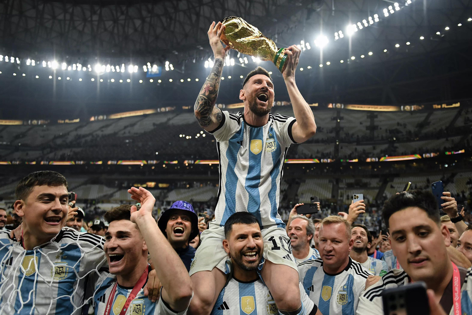 Messi vĩ đại với khoảnh khắc đáng nhớ nhất trong cuộc đời, dẫn dắt tuyển Argentina đến với chức vô địch World Cup 2022.