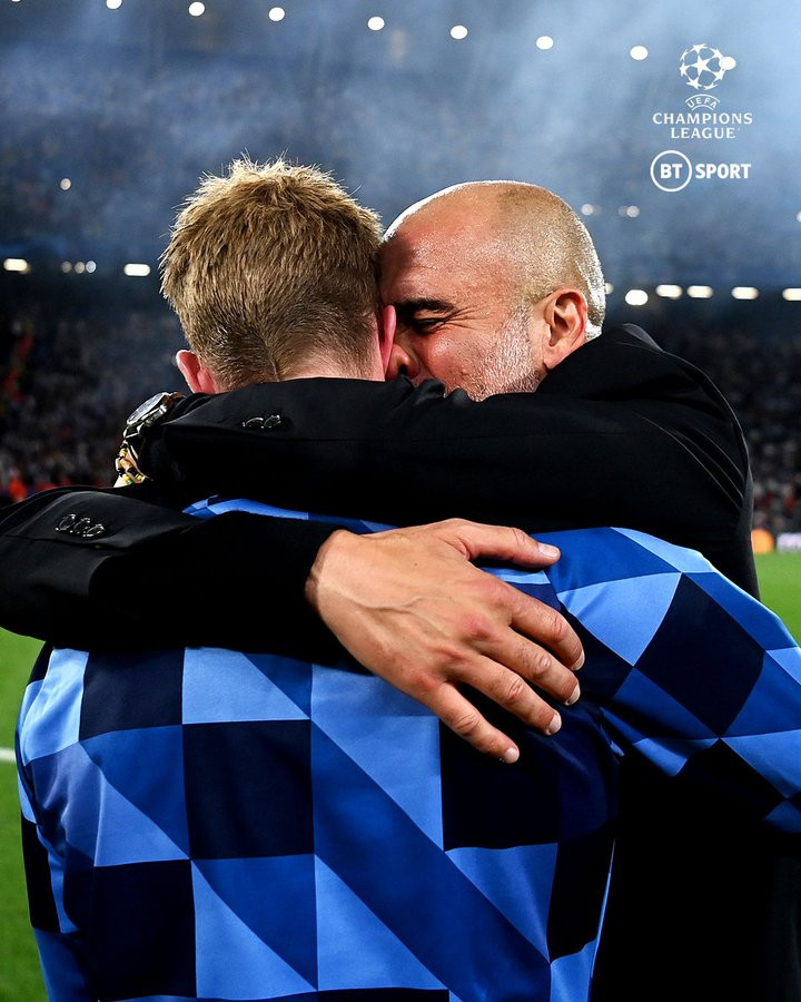 Khoảnh khắc xúc động của Pep Guardiola và học trò cưng De Bruyne.